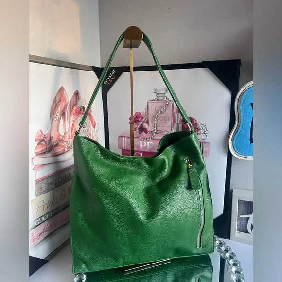 Tote Le Monde Florence Green Pebble
Leather Shoulder Bag ($595 Retail) - Picture 9 of 15